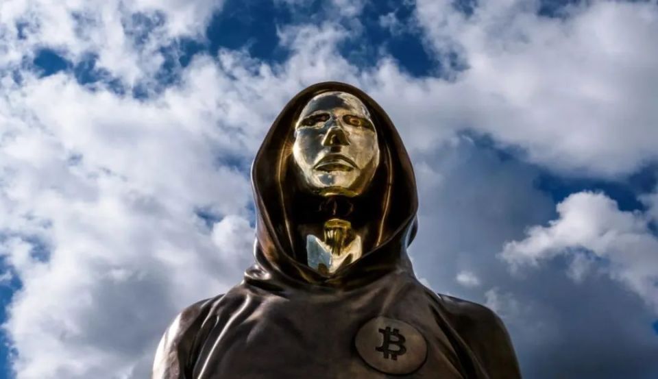 黄金面具背后的神秘身影，比特币创始人中本聪 50 岁生日之际现身班加罗尔
