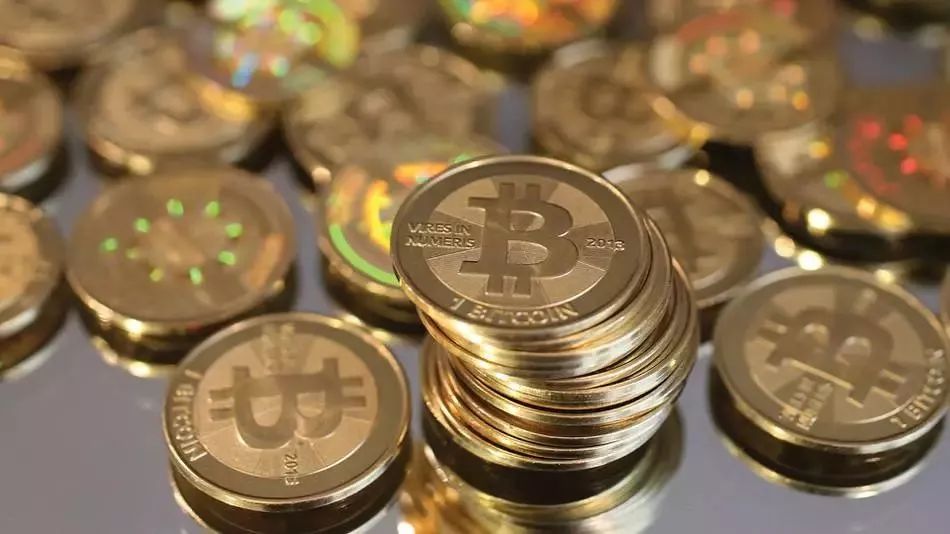 彭博分析师预测，比特币价格可能回落至万美元水平，市场波动与未来展望